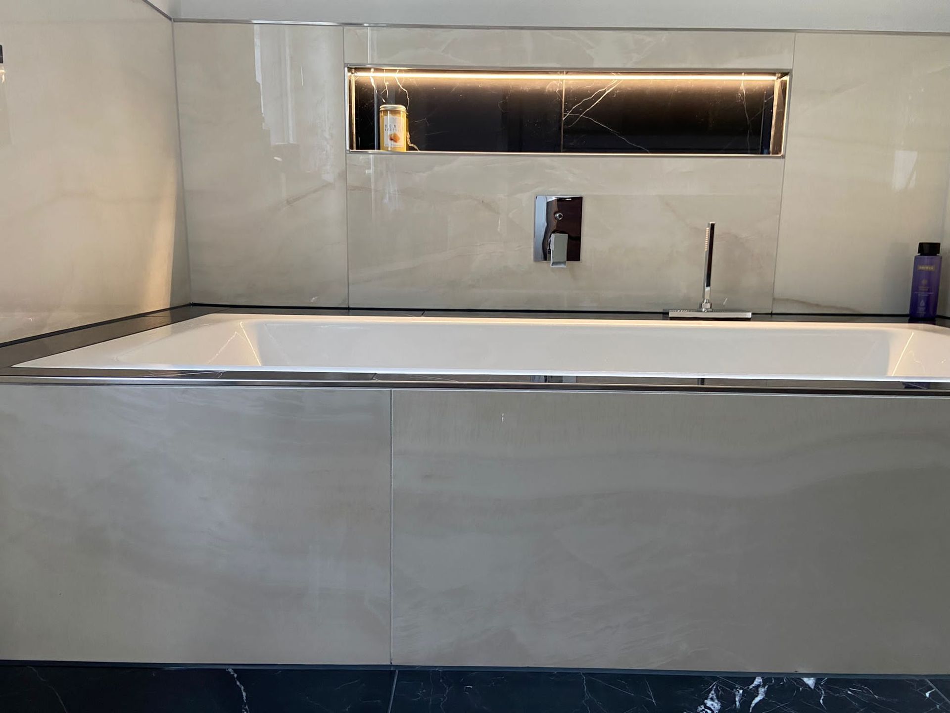 Exklusives Marmorbad mit freistehender Wanne und LED-Nische