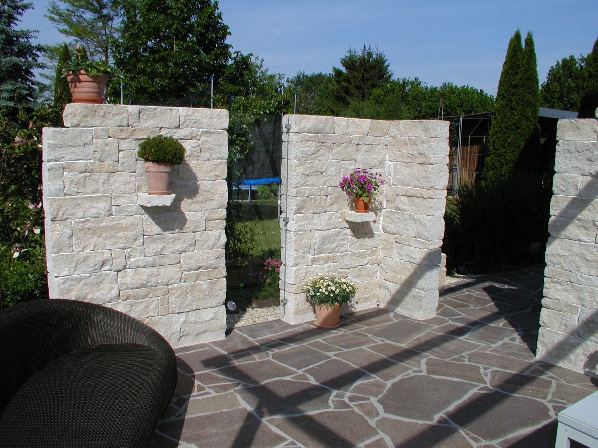 Natursteinmauer und Terrasse im Garten