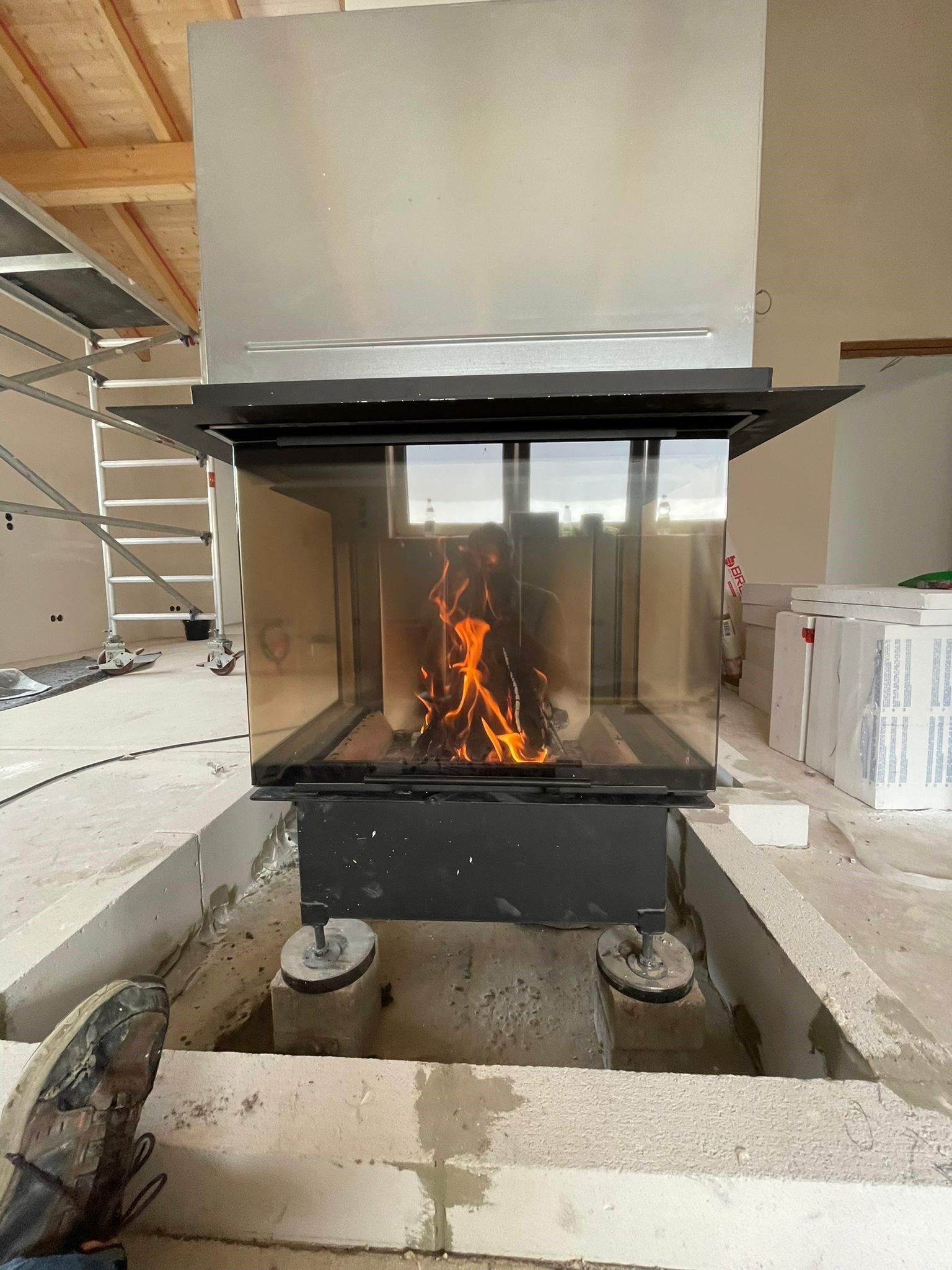 Glas-Kaminofen mit loderndem Feuer