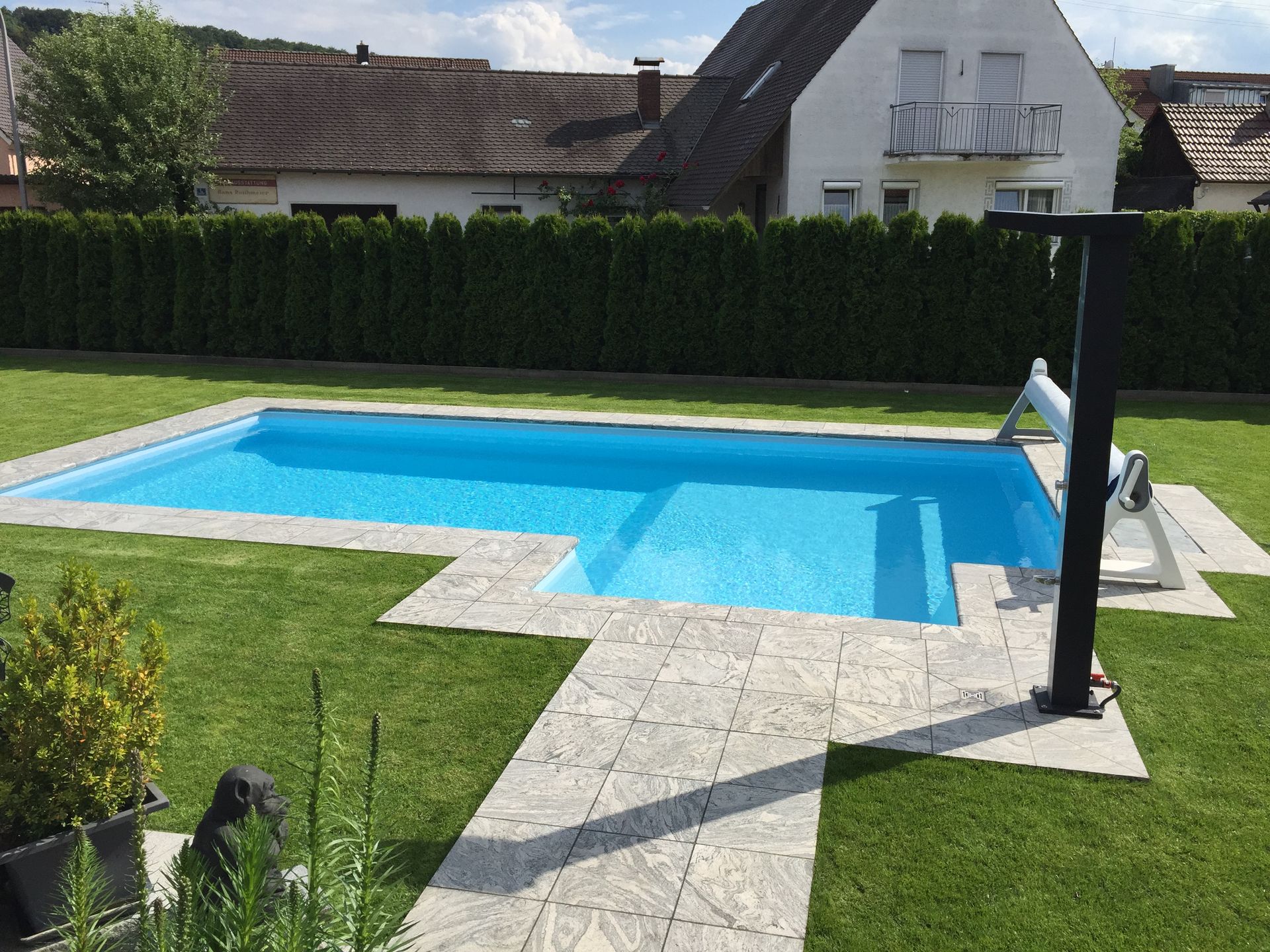 Gefliester Garten-Pool mit gepflasterter Umrandung